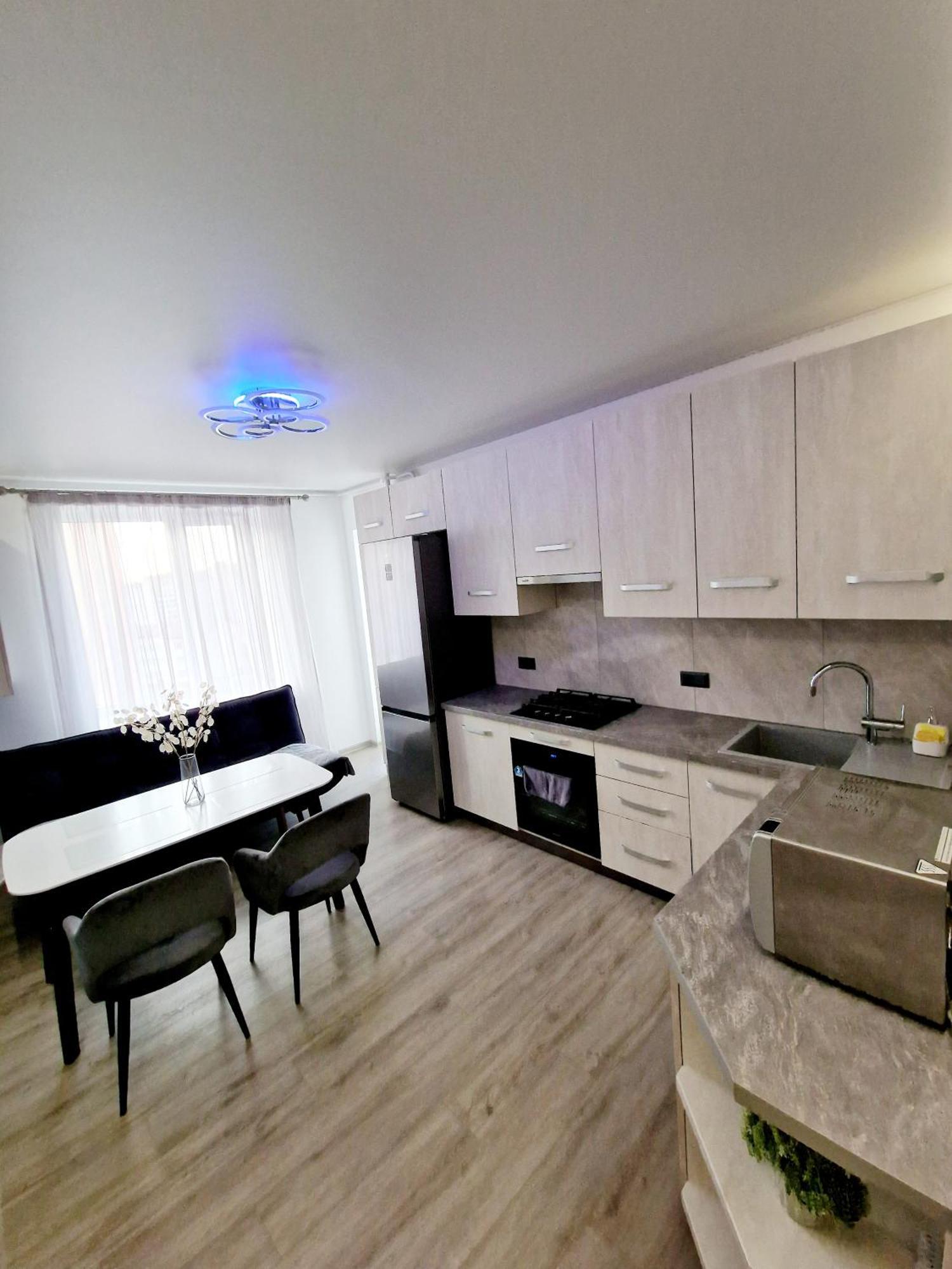 Apartament On Chornovola, 40 Жк "Варварівка" Lutsʼk Екстериор снимка